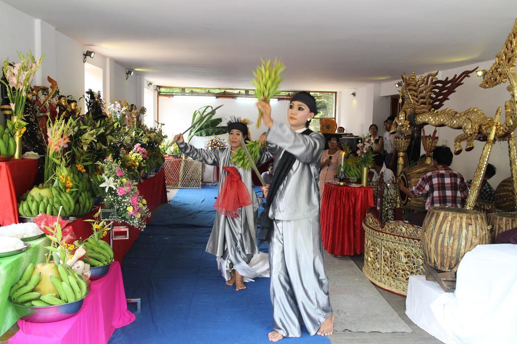 Alfa Hotel Yangon Bagian luar foto