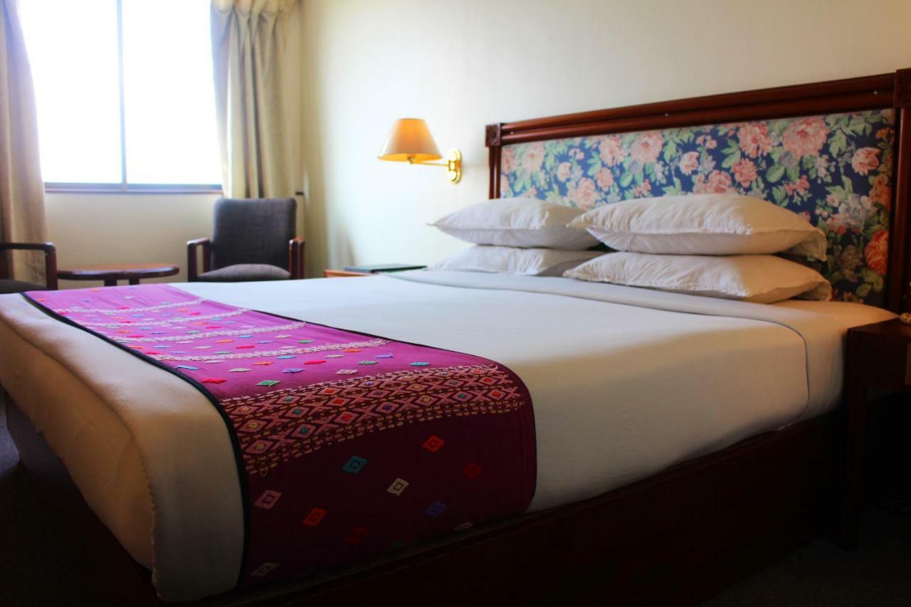 Alfa Hotel Yangon Bagian luar foto